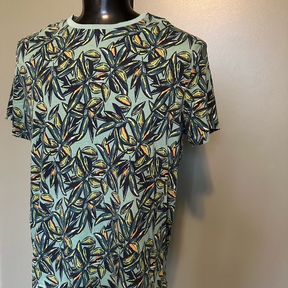 Men's Green Leaf Print T-Shirt - Picture 3 of 3